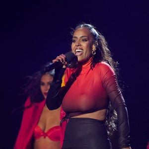 Elle expliquait : "J’assume ce que je porte car je me sens bien ainsi. À 20 ans, les critiques sur mon poids me bouleversaient. Aujourd’hui, elles me font moins mal."

Exclusif - Amel Bent lors de l'enregistrement de l'émission "La Grande soirée du 31 de Paris", diffusée le 31 décembre sur France 2, sur la place de la Concorde à Paris, France, le 24 novembre 2025. © Guebey-Tribeca/Bestimage