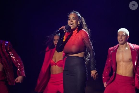 Elle expliquait : "J’assume ce que je porte car je me sens bien ainsi. À 20 ans, les critiques sur mon poids me bouleversaient. Aujourd’hui, elles me font moins mal."

Exclusif - Amel Bent lors de l'enregistrement de l'émission "La Grande soirée du 31 de Paris", diffusée le 31 décembre sur France 2, sur la place de la Concorde à Paris, France, le 24 novembre 2025. © Guebey-Tribeca/Bestimage