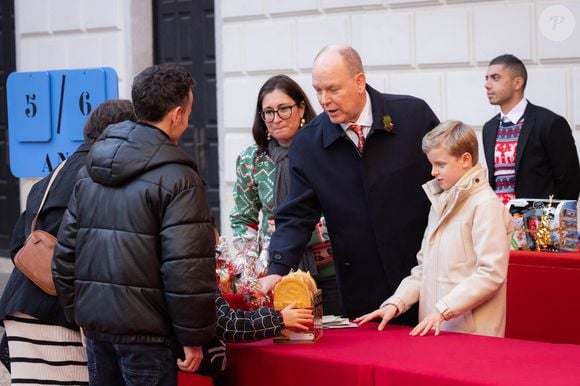 Pour rappel, Jacques et Gabriella de Monaco ont célébré leur 10e anniversaire le mardi 10 décembre 2024

Le prince Albert II de Monaco, Le prince Jacques de Monaco, marquis des Baux - La famille princière de Monaco offre les traditionnels cadeaux de Noël aux enfants monégasques dans la Cour du Palais Princier, le 18 décembre 2024. 
© Olivier Huitel / Pool Monaco / Bestimage