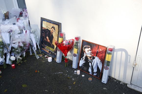 Illustration des hommages devant la maison de Johnny Hallyday à Marnes la Coquette le jour de ses obsèques. Le 9 décembre 2017
© Marc Auuset-Lacroix / Bestimage