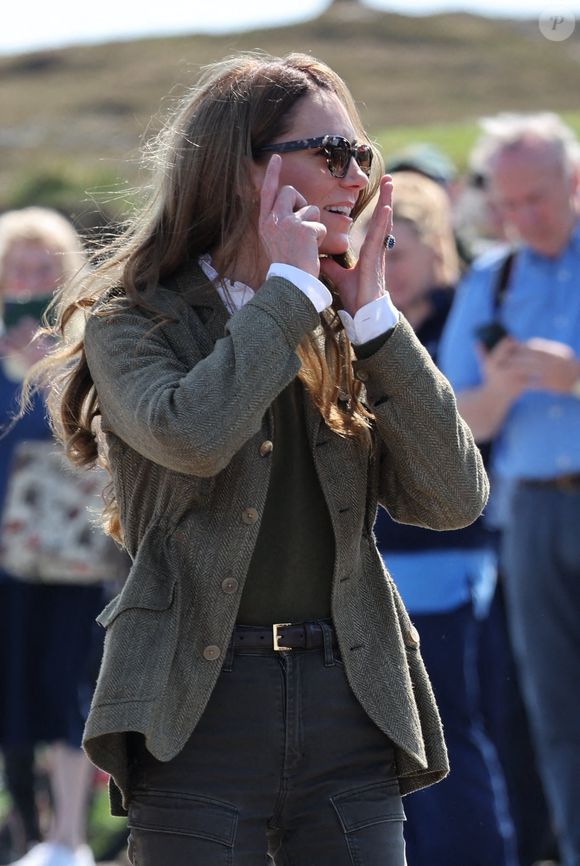 Le prince William et Kate Middleton, connus sous le nom de duc et duchesse de Rothesay lorsqu'ils sont en Écosse, rencontrent les responsables du service public de ferry ainsi que les membres de la communauté qui l'utilisent avant de prendre le ferry pour traverser l'eau jusqu'à l'île d'Iona, le dernier jour de la visite royale sur l'île de Mull, au Royaume-Uni, le 30 avril 2025. Photo par Lock Stephen/I-Images/ABACAPRESS.COM