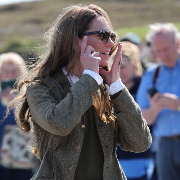 Le prince William et Kate Middleton, connus sous le nom de duc et duchesse de Rothesay lorsqu'ils sont en Écosse, rencontrent les responsables du service public de ferry ainsi que les membres de la communauté qui l'utilisent avant de prendre le ferry pour traverser l'eau jusqu'à l'île d'Iona, le dernier jour de la visite royale sur l'île de Mull, au Royaume-Uni, le 30 avril 2025. Photo par Lock Stephen/I-Images/ABACAPRESS.COM