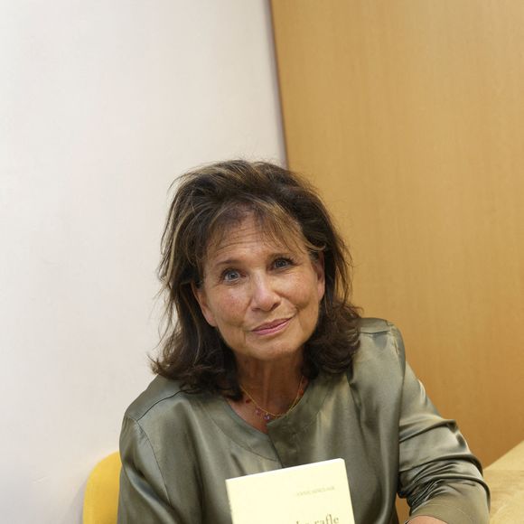 La journaliste franco-américaine Anne Sinclair rencontre des gens et signe son livre 'La Rafle des notables' au Mémorial de l'internement et de la déportation - Camp de Royallieu, le 19 septembre 2020 à Compiègne, France. Photo par Edouard Bernaux/Abacapress.com