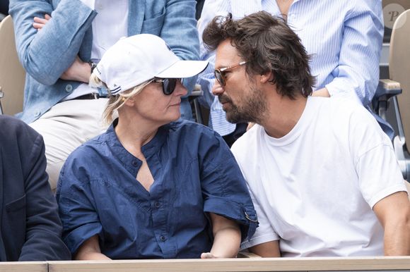 Anne-Élisabeth Lemoine et Bertrand Chameroy en tribunes lors des Internationaux de France de Tennis de Roland Garros 2025, à Paris, France, le 7 juin 2025. © Cyril Moreau/Bestimage