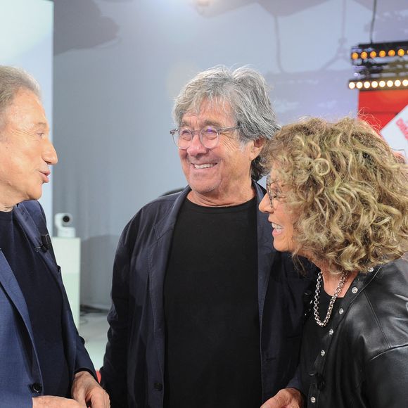 Exclusif - Michel Drucker, Dominique Colonna et Mireille Dumas lors de l'enregistrement de l'émission "Vivement dimanche" à Paris, FRanxce, le 9 septembre 2025 et diffusée le 12 octobre 2025 sur France 3. © Guillaume Gaffiot/Bestimage