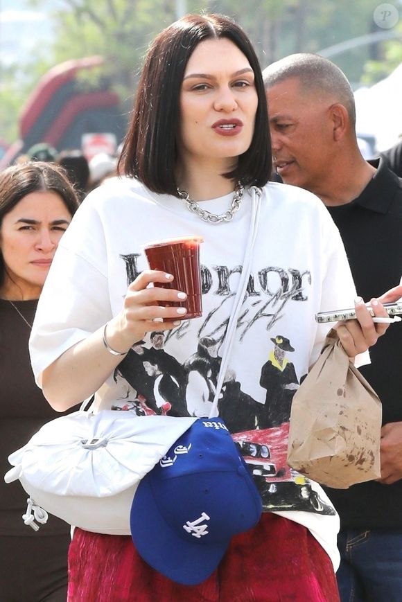 Jessie J a récemment révélé avoir été diagnostiquée d’un cancer du sein à un stade précoce.

Los Ángeles, CA – EXCLUSIF – La chanteuse Jessie J a été vue profitant d’une sortie décontractée avec une amie alors qu’elles s’arrêtent au marché fermier pour prendre un café.
Backgrid USA / Bestimage