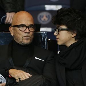 Pascal Obispo et son fils Sean lors du match Psg-Saint-Etienne Ligue 1 au Parc des Princes à Paris, le 25 octobre 2015. Agence/Bestimage