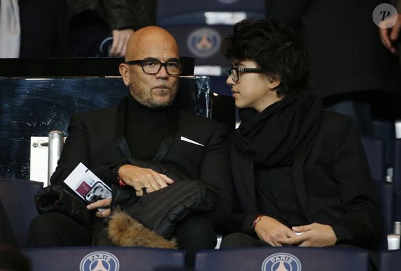 Pascal Obispo et son fils Sean lors du match Psg-Saint-Etienne Ligue 1 au Parc des Princes à Paris, le 25 octobre 2015. Agence/Bestimage