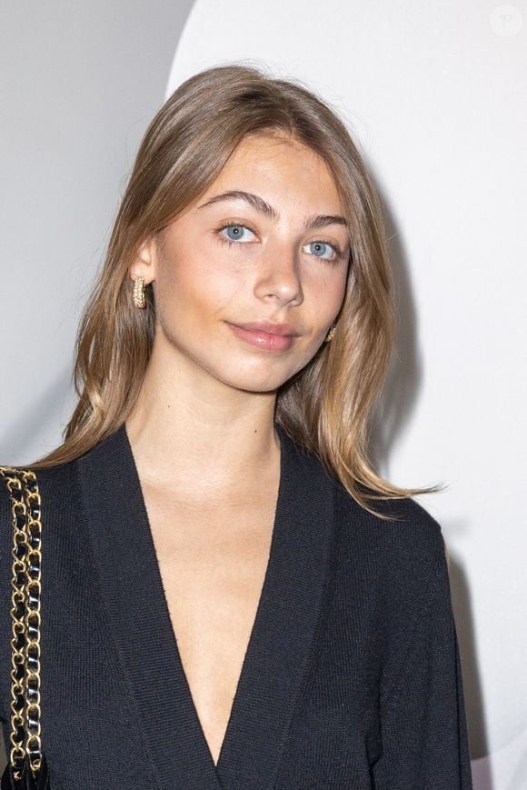 Mais pas question pour Stella de se lamenter sur son sort, alors que leur famille se déchire autour de l'héritage de son père !

Stella Belmondo - Photocall du défilé de mode prêt-à-porter automne-hiver 2023/2024 "Chanel" lors de la fashion week de Paris. Le 7 mars 2023. © Olivier Borde / Bestimage