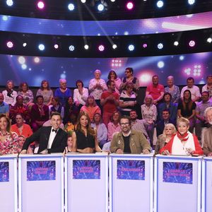 Ce divertissement signe son retour aux jeux musicaux, un exercice qu'elle affectionne tout particulièrement et qu'elle avait déjà pratiqué avec succès sur TF1.
Exclusif - Eve Angeli, Jordan Deluxe, Ariane Brodier, Chicandier, Isabelle Morini-Bosc, Gilles Verdez, lors de l'enregistrement de l'émission On Connait La Chanson Années 90, présentée par L.Boccolini et diffusée le 19 mai 2026 sur W9, à Paris, France, le 8 avril 2026. © Jack Tribeca/Bestimage
