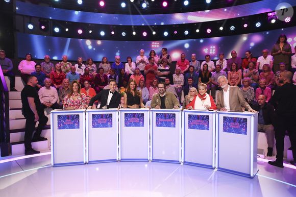 Ce divertissement signe son retour aux jeux musicaux, un exercice qu'elle affectionne tout particulièrement et qu'elle avait déjà pratiqué avec succès sur TF1.

Exclusif - Eve Angeli, Jordan Deluxe, Ariane Brodier, Chicandier, Isabelle Morini-Bosc, Gilles Verdez, lors de l'enregistrement de l'émission On Connait La Chanson Années 90, présentée par L.Boccolini et diffusée le 19 mai 2026 sur W9, à Paris, France, le 8 avril 2026. © Jack Tribeca/Bestimage