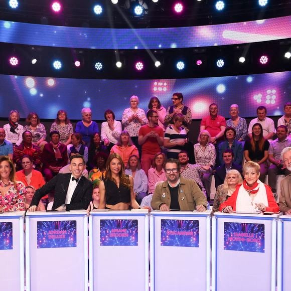 Ce divertissement signe son retour aux jeux musicaux, un exercice qu'elle affectionne tout particulièrement et qu'elle avait déjà pratiqué avec succès sur TF1.

Exclusif - Eve Angeli, Jordan Deluxe, Ariane Brodier, Chicandier, Isabelle Morini-Bosc, Gilles Verdez, lors de l'enregistrement de l'émission On Connait La Chanson Années 90, présentée par L.Boccolini et diffusée le 19 mai 2026 sur W9, à Paris, France, le 8 avril 2026. © Jack Tribeca/Bestimage