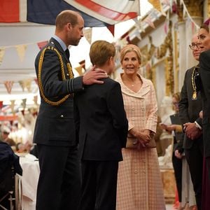 Le prince William, prince de Galles, Le prince George de Galles,Catherine (Kate) Middleton, princesse de Galles - Les membres de la famille royale britannique assistent à la célébration du 80ème anniversaire de la fin de la Seconde guerre mondiale (VE80 Tea Party) au palais de Buckingham, à Londres, au Royaume-Uni, le 5 mai 2025. 

© Yui Mok/WPA-Pool / Julien Burton / Bestimage