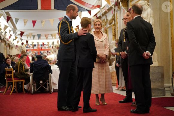 Le prince William, prince de Galles, Le prince George de Galles,Catherine (Kate) Middleton, princesse de Galles - Les membres de la famille royale britannique assistent à la célébration du 80ème anniversaire de la fin de la Seconde guerre mondiale (VE80 Tea Party) au palais de Buckingham, à Londres, au Royaume-Uni, le 5 mai 2025. 

© Yui Mok/WPA-Pool / Julien Burton / Bestimage