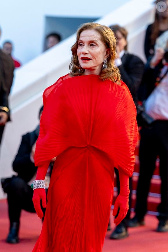 Isabelle Huppert - Montée des marches du film "Histoires parallèles" lors du 79ème Festival International du Film de Cannes, le 14 mai 2026. 

© Olivier Borde / Bestimage
