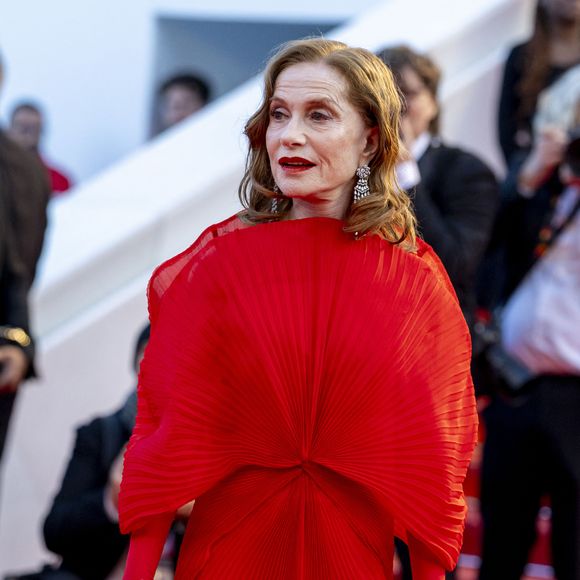 Isabelle Huppert - Montée des marches du film "Histoires parallèles" lors du 79ème Festival International du Film de Cannes, le 14 mai 2026. 

© Olivier Borde / Bestimage