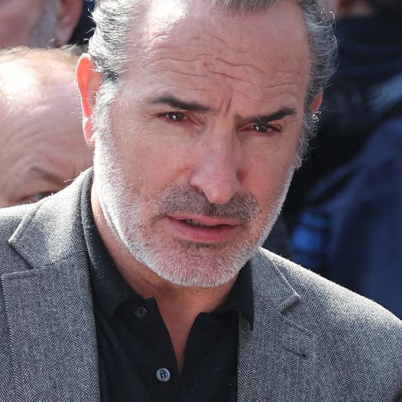 Sur son compte Instagram, Jean Dujardin a partagé un cliché très touchant immortalisant ses retrouvailles avec ses anciens complices de la troupe des Nous Ç Nous. 

Bruno Solo, Jean Dujardin - Sorties des obsèques de Bruno Salomone en l'église Sainte-Anne de Polangis de Joinville-le-Pont (Val-de-Marne). © Cyril Moreau - Dominique Jacovides / Bestimage
