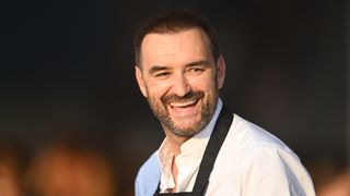 Le bonheur de Cyril Lignac à Saint-Tropez : il partage des images de sa vie dans le Sud avec Déborah et leur fils Léo