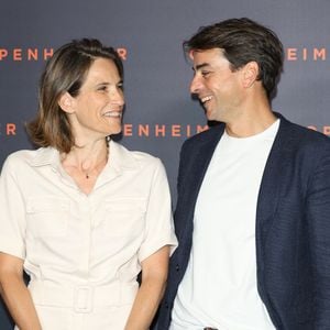 Et de se souvenir : "C’est vrai que ça a été le coup de foudre assez rapidement. C’est la raison aussi pour laquelle je suis rentré après à Paris car Claire aussi rentrait en France."

Claire Fournier et son mari Julian Bugier - Première du film "Oppenheimer" au Grand Rex à Paris le 11 juillet 2023. © Coadic Guirec/Bestimage