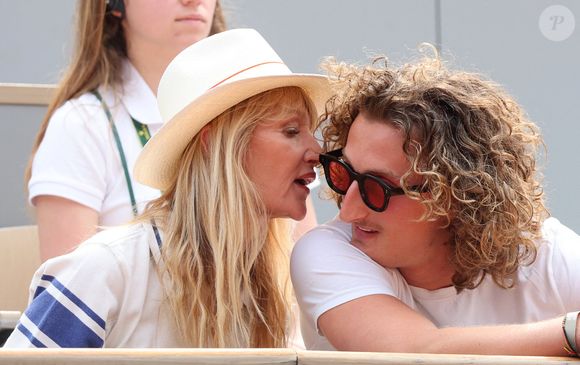 Isabelle Camus et son fils Joalukas Noah dans les tribunes lors des Internationaux de France de Tennis de Roland Garros 2025, à Paris, France, le 3 juin 2025. © Jacovides-Moreau/Bestimage