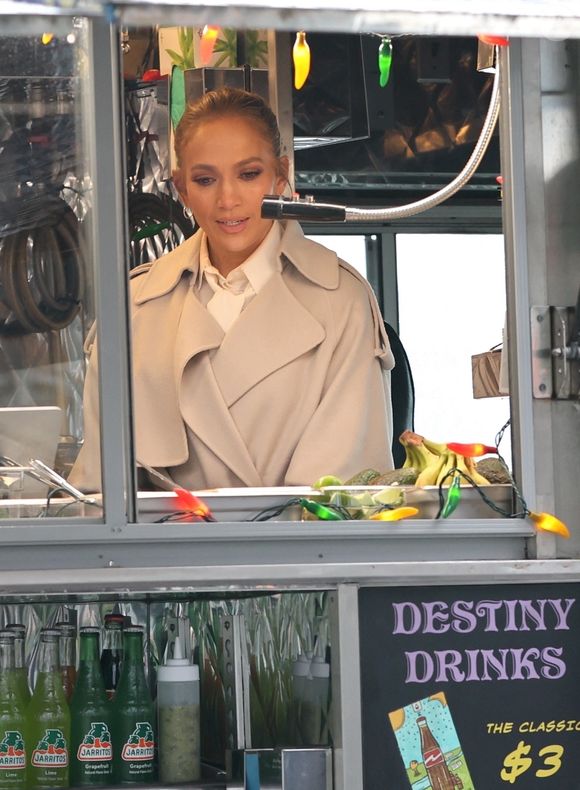 New Jersey - Jennifer Lopez sur le tournage à Hoboken, New Jersey, du film "Office Romance" le 21/04/2025

Photo : Backgrid USA / Bestimage