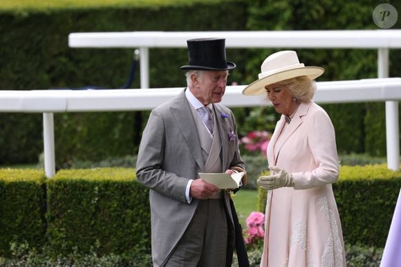 Mais saviez-vous que le dress-code du Royal Ascot était aussi célèbre que les courses elles-mêmes ?

Le roi Charles III d'Angleterre et Camilla Parker Bowles lors des courses hippiques Royal Ascot, le 22 juin 2024.

Photo : Mirrorpix / Bestimage