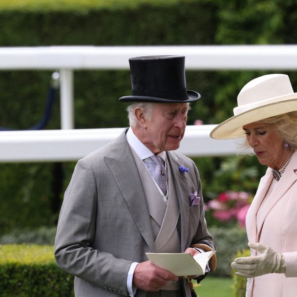 Mais saviez-vous que le dress-code du Royal Ascot était aussi célèbre que les courses elles-mêmes ?

Le roi Charles III d'Angleterre et Camilla Parker Bowles lors des courses hippiques Royal Ascot, le 22 juin 2024.

Photo : Mirrorpix / Bestimage