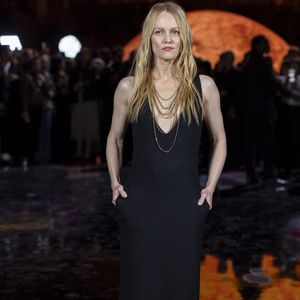 Ce lundi, les années ont passé, mais la chanteuse et sa fille restent d'indispensables muses, pour Chanel. L'interprète de "Tandem" s'est affichée avec une petite robe noire, dédicace, sans doute, à la célèbre tenue dessiné par Coco Chanel en 1926.

Vanessa Paradis – Photo Call du Défilé de mode Chanel Collection Printemps-Été 2026 dans le cadre de la Fashion Week de Paris, France, le 6 octobre 2025. © Olivier Borde / Bestimage