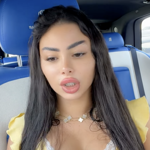 Mais, même si elle le souhaite, l'ex participante à l'émission Les Marseillais, sur W9, ne pourra pas partir si facilement. 

Maëva Ghennam le 7 mars 2026 en story Instagram