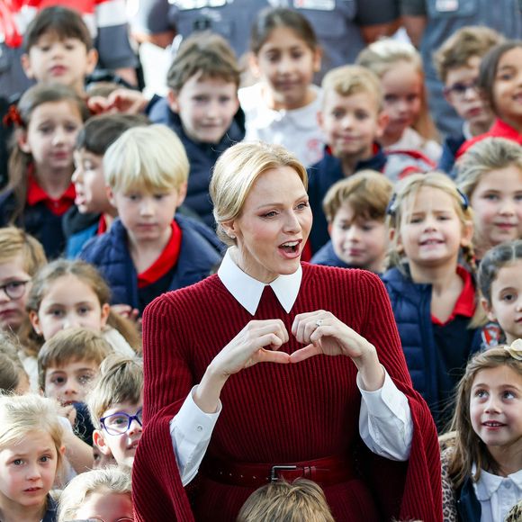 La princesse Charlène s'était mise sur son 31 pour l'occasion

La princesse Charlène de Monaco au Grimaldi Forum, accompagnée du champion monégasque de descente en apnée, Pierre Frolla, et la nouvelle directrice de sa Fondation Mme Anne Boggio, pour accueillir tous les élèves de Cours Préparatoire (CP) de Monaco (316 enfants) pour une matinée de sensibilisation à la prévention de la noyade à Monaco, le 28 novembre 2025. Claudia Albuquerque/Bestimage
