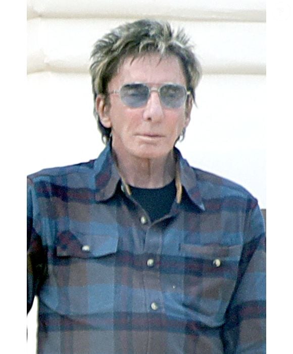 Exclusif - Barry Manilow vapote devant sa villa de Palm Springs, le 3 décembre 2024, malgré un cancer de la gorge dont il souffrait en 2018. 
Coleman-Rayner / Bestimage