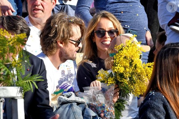 Philippe Lacheau, l'acteur, réalisateur, scénariste et animateur français venu en famille, avec sa compagne Elodie Fontan et leur fils Raphaël, durant le défilé d'ouverture du Carnaval de Nice 2024 "Roi de la Pop Culture", le 17 février 2024.
 © Bruno Bebert/Bestimage