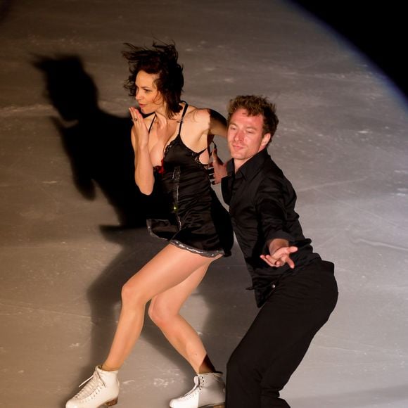 Nathalie Péchalat et Fabien Bourzat en spectacle avec l'équipe de France de patinage (avant-dernière date de la tournée) à Boulogne-Billancourt le 26 avril 2014. © Agence / Bestimage