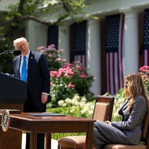 Le président Donald Trump et la première dame Melania Trump participent à une cérémonie de signature du projet de loi Take it Down Act, lundi 19 mai 2025, dans la roseraie de la Maison Blanche. (Andrea Hanks/White House/ZUMA Press Wire)