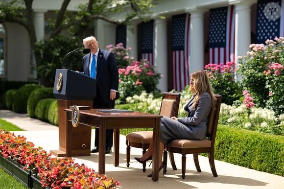 Le président Donald Trump et la première dame Melania Trump participent à une cérémonie de signature du projet de loi Take it Down Act, lundi 19 mai 2025, dans la roseraie de la Maison Blanche. (Andrea Hanks/White House/ZUMA Press Wire)
