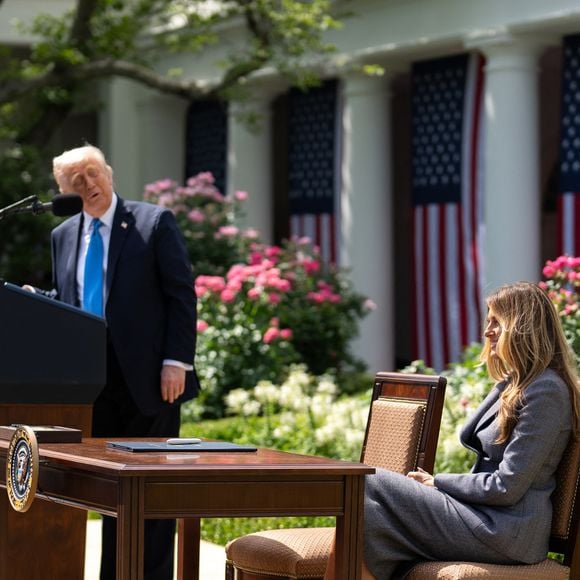 Le président Donald Trump et la première dame Melania Trump participent à une cérémonie de signature du projet de loi Take it Down Act, lundi 19 mai 2025, dans la roseraie de la Maison Blanche. (Andrea Hanks/White House/ZUMA Press Wire)