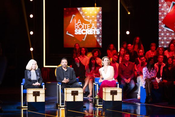 Exclusif - Lorie (Laure Pester), Kamel Ouali et Michèle Torr lors de l'enregistrement de l'émission "La Boîte à secrets", présentée par F.Bollaert et diffusée le 3 octobre 2025 sur France 3, dans les studios du Lendit à Saint-Denis, Seine Saint-Denis, France, le 9 septembre 2025. © Pierre Perusseau/Bestimage