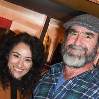 Éric Cantona et son épouse Rachida Brakni, 100 % détendus dans leur coin de paradis : un havre de paix loin des projecteurs et de l’Hexagone !