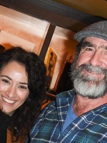 Éric Cantona et son épouse Rachida Brakni, 100 % détendus dans leur coin de paradis : un havre de paix loin des projecteurs et de l’Hexagone !