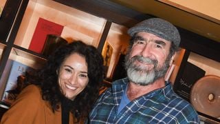 Éric Cantona et son épouse Rachida Brakni, 100 % détendus dans leur coin de paradis : un havre de paix loin des projecteurs et de l’Hexagone !