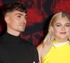 Entre eux, la connexion musicale est immédiate, mais dans le cœur de Louane, les choses prennent une tournure bien plus intime...
Florian Rossi et sa compagne Louane Emera lors de la 23ème édition des NRJ Music Awards 2021 au Palais des Festivals de Cannes, le 20 novembre 2021. © Christophe Aubert via Bestimage