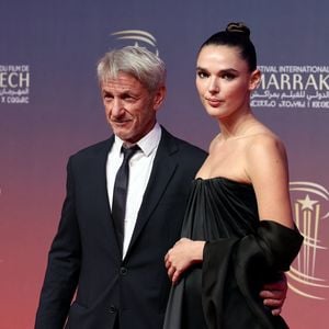 Sean Penn officialise avec sa compagne Valeria Nicov au photocall de la cérémonie d'hommage à Sean Penn lors de la deuxième journée du 21e Festival international du film de Marrakech, le 30 novembre 2024 à Marrakech, Maroc. © Dominique Jacovides/Bestimage