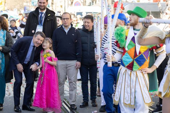 Christian Estrosi, le maire de Nice, sa fille Bianca, son 1er adjoint Anthony Borré et Graig Monetti, l'adjoint au maire de Nice, délégué à l’événementiel, à la jeunesse et à l'égalité des chances, ont lancé "La Carnavalina", une déambulation d'artistes, musiciens, jongleurs, acrobates..., le long de l'avenue Jean Médecin en prémice à la soirée d'ouverture de la 140eme édition du Carnaval de Nice "Roi des Oceans" à Nice, le 15 février 2025.
Crédit : Bruno Bebert / Bestimage