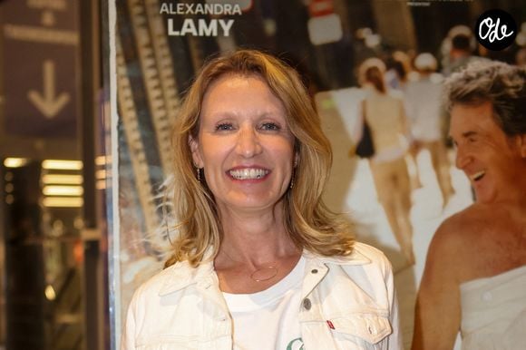 À son réveil, elle avait fait une réaction aux fils utilisés après l'intervention : "J'ai jamais eu aussi mal de ma vie, j'ai cru mourir."

Alexandra Lamy lors de l'avant-première du film "Pour le plaisir", à l'UGC Ciné Cité Bordeaux, France, le 17 avril 2026. © Jean-Marc Lhomer/Bestimage
