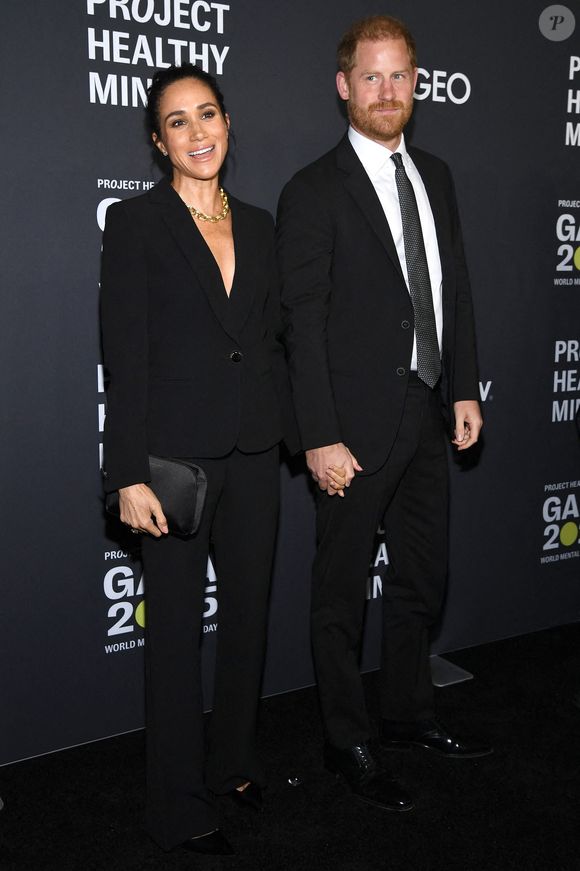 La duchesse portait un tailleur noir Armani. 

Meghan, duchesse de Sussex et le prince Harry, duc de Sussex, troisième gala annuel de la Journée mondiale de la santé mentale organisé par Project Healthy Minds, Spring Studios, New York, NY, 9 octobre 2025. (Photo par Anthony Behar/Sipa USA)