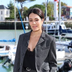 En recevant son prix, la comédienne a évoqué une personne qu'elle aimait profondément, sans préciser son identité.
Sofia Essaidi - Photocall du téléfilm "Au Sein des Autres" (Compétition) lors de la 28ème édition du festival de la Fiction à la Rochelle, le 16 septembre 2026. © Denis Guigenbourg / Bestimage #