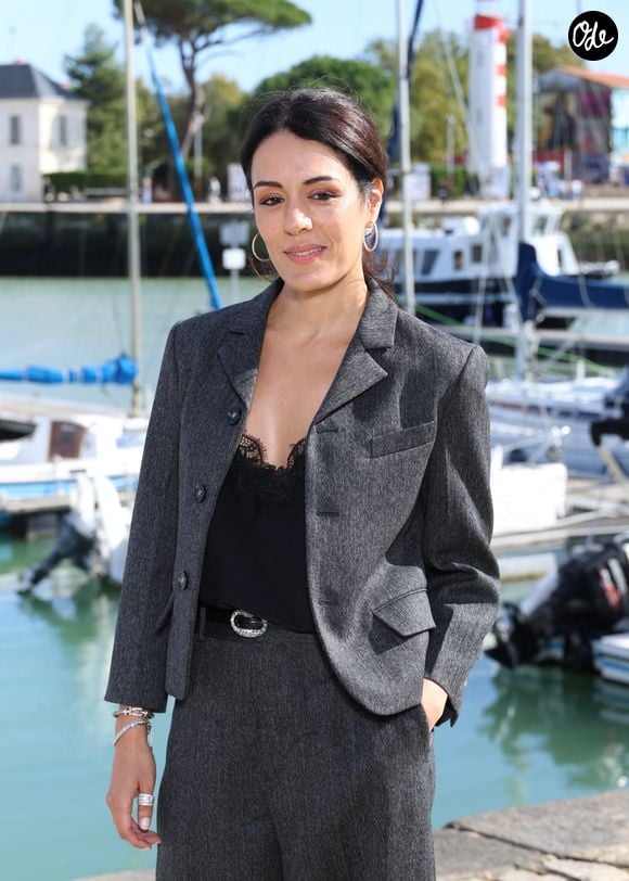 En recevant son prix, la comédienne a évoqué une personne qu'elle aimait profondément, sans préciser son identité.

Sofia Essaidi - Photocall du téléfilm "Au Sein des Autres" (Compétition) lors de la 28ème édition du festival de la Fiction à la Rochelle, le 16 septembre 2026. © Denis Guigenbourg / Bestimage #