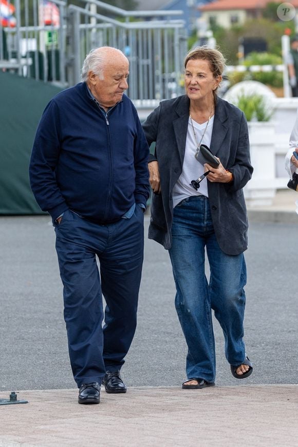 Avec ses trois enfants, Sandra Ortega Mera, Marcos Ortega Mera et Marta Ortega Pérez, le milliardaire espagnol transforme ses gains de la fast-fashion en un empire immobilier discret mais impressionnant.

BGUK_2975553 - a coruna, espagne - L'homme d'affaires milliardaire espagnol Amancio Ortega profite d'une journée en famille pour regarder les chevaux sauter au centre équestre Casas Novas avec sa fille Marta Ortega et son partenaire Carlos Torretta à A Coruña, Espagne.



Sur la photo : Amancio Ortega