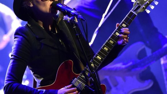 Une célèbre chanteuse est enceinte à 40 ans, son compagnon l'a quittée en pleine grossesse