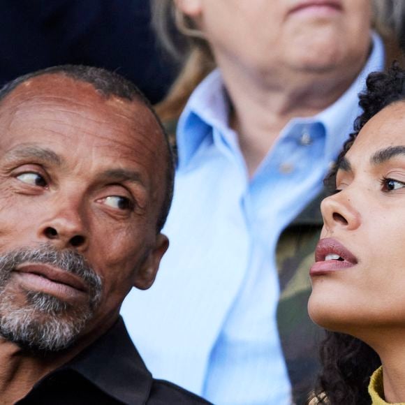 Tina Kunakey et son père - Célébrités dans les tribunes de la demi-finale retour de Ligue des champions entre le PSG face au Borussia Dortmund (0-1) au Parc des Princes à Paris le 7 mai 2024. © Cyril Moreau/Bestimage